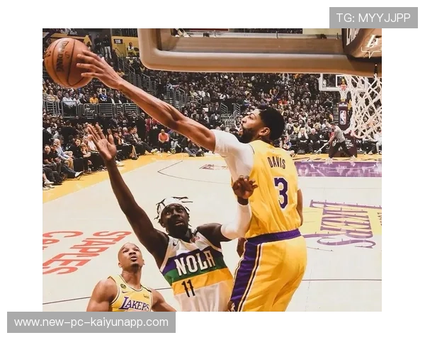 安东尼·戴维斯篮下封盖,湖人内线防守无解 安东尼·戴维斯篮下封盖,湖人内线防守无解